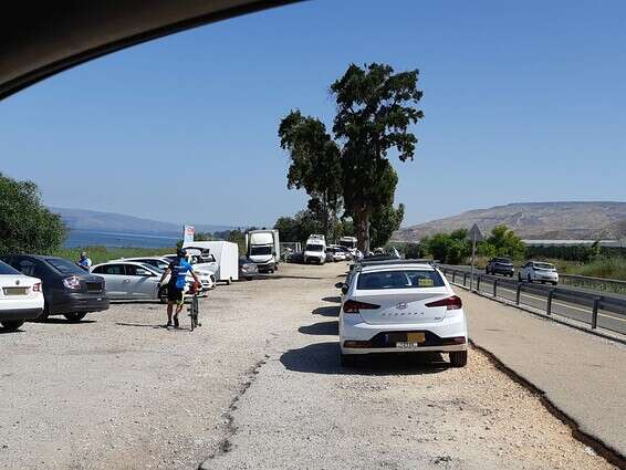 פקחים ושוטרים פינו את המבקרים // צילום: יחידת פיקוח ואכיפה רשות הכנרת